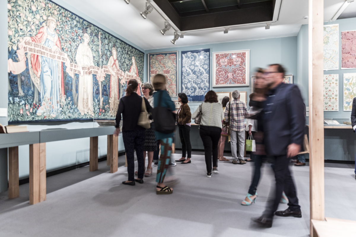 Vista parcial de la exposición William Morris y compañía. El movimiento Arts y Crafts en Gran Bretaña