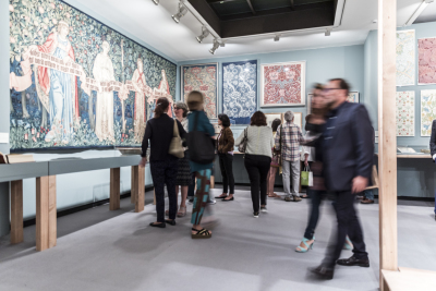 Vista parcial de la exposición William Morris y compañía. El movimiento Arts y Crafts en Gran Bretaña